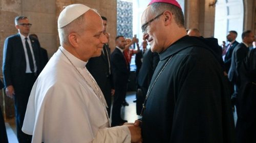 L’abbraccio di Montserrat al Papa: accogliere &egrave; la nostra missione