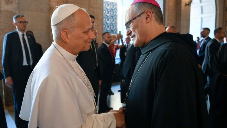 Papa Leone XIV con l'abate benedettino di Montserrat, padre Manuel Gasch i Hurios