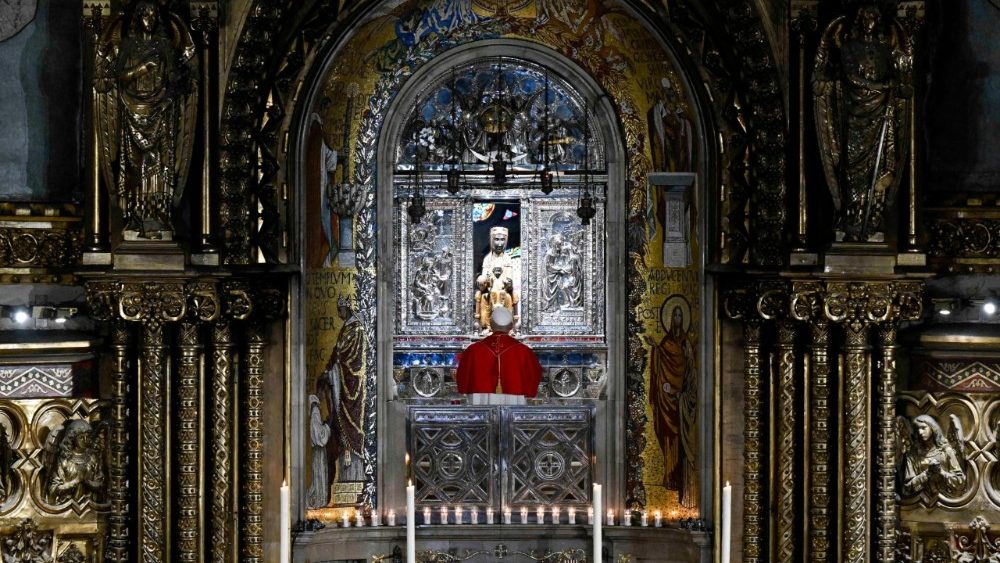 Papst Leo XIV. beim Rosenkranzgebet in der Abtei „Unsere Liebe Frau von Montserrat“