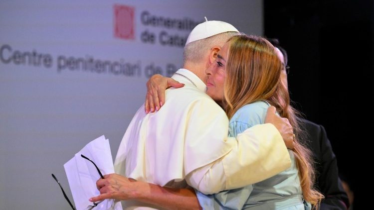 L'abbraccio tra il Papa e Josefina