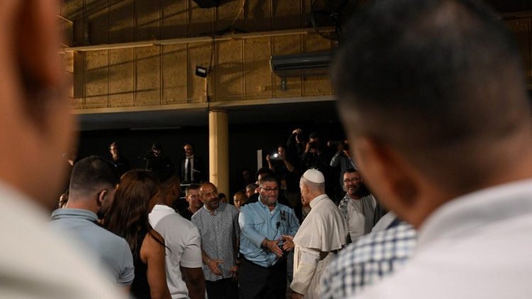 Il Papa saluta i detenuti del centro penitenziario