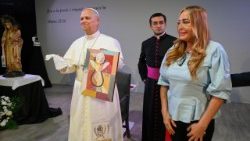 Il Papa con il regalo ricevuto dalle detenute all'incontro svoltosi nel Centro Penitenziario Brians 1