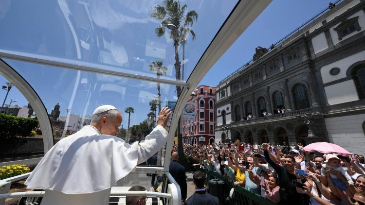 L'arrivo di Leone XIV in papamobile alla cattedrale di Sant'Anna. 