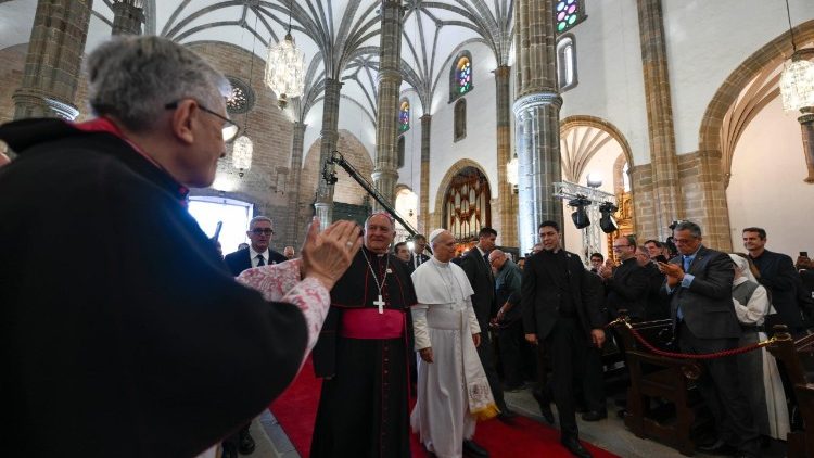Il Papa nel suo ingresso in cattedrale per l'incontro con i vescovi, i sacerdoti, i diaconi, i religiosi, le religiose, i seminaristi e gli operatori pastorali 