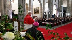 Leone XIV legge il suo discorso in lingua spagnola nella cattedrale di Sant'Anna. 