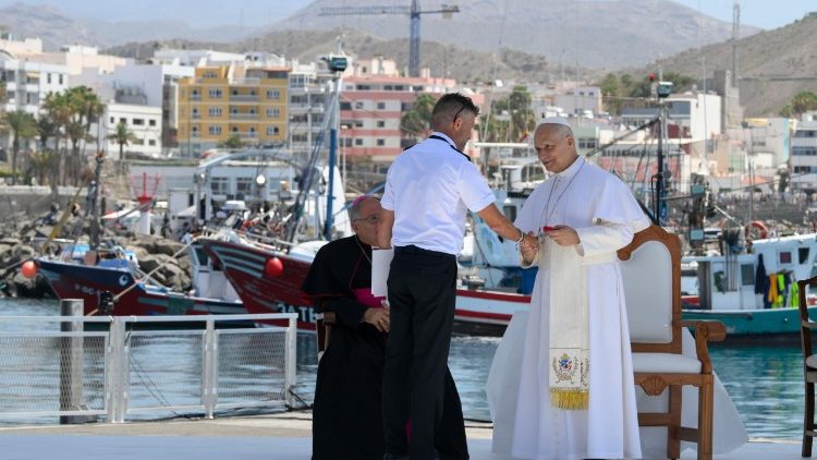 Tito Villarmea, capitano di Salvamento Mar&iacute;timo, mentre saluta il Papa