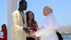 Il Papa incontra i migranti e le realtà di accoglienza nel porto di Arguineguín, al sud di Gran Canaria