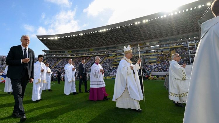 L'inizio della Messa nello Stadio di Gran Canaria
