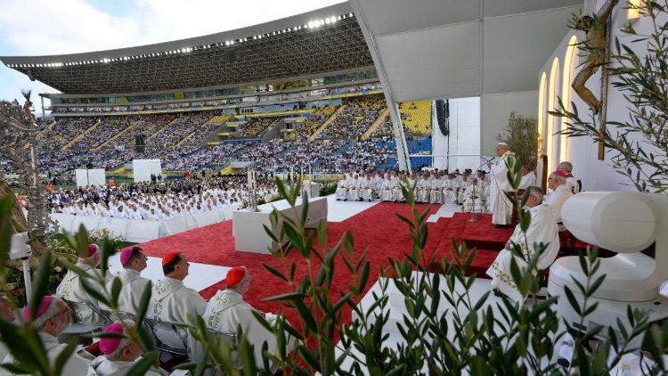 Le&atilde;o XIV durante a Missa no Est&aacute;dio de Gran Can&aacute;ria, Las Palmas