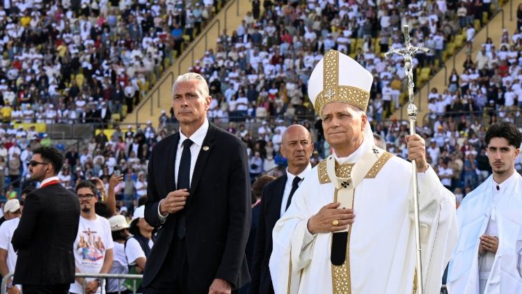 Le&atilde;o XIV durante a Missa no Est&aacute;dio de Gran Can&aacute;ria, Las Palmas