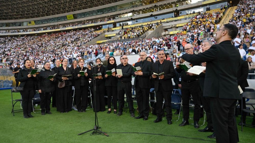 Credincioși participân la Sfânta Liturghie prezidată de Leon al XIV-lea în Las Palmas di Gran Canaria