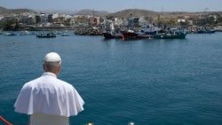 Papa Leone XIV getta una corona di fiori nel mare del porto di Arguineguín