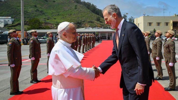 Leone XIV e il re di Spagna Felipe VI si congedano all'aeroporto di Tenerife, al termine del viaggio apostolico del Papa, poco prima della partenza per Roma. (foto d'archivio). 