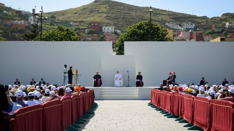 Đức Thánh Cha Lêô XIV gặp gỡ các tổ chức hỗ trợ hội nhập người di dân tại “Plaza del Cristo de La Laguna”, Tây Ban Nha, thứ Sáu, ngày 12.06.2026.