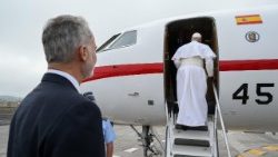 Il Papa sale sul Falcon militare del re di Spagna, che lo ha appena salutato ai piedi della scaletta dell'aereo