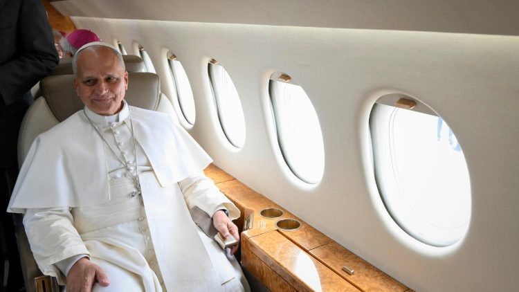 Papa Leone XIV nel Falcon militare offerto da re Felipe VI di Spagna per il volo Tenerife - Roma