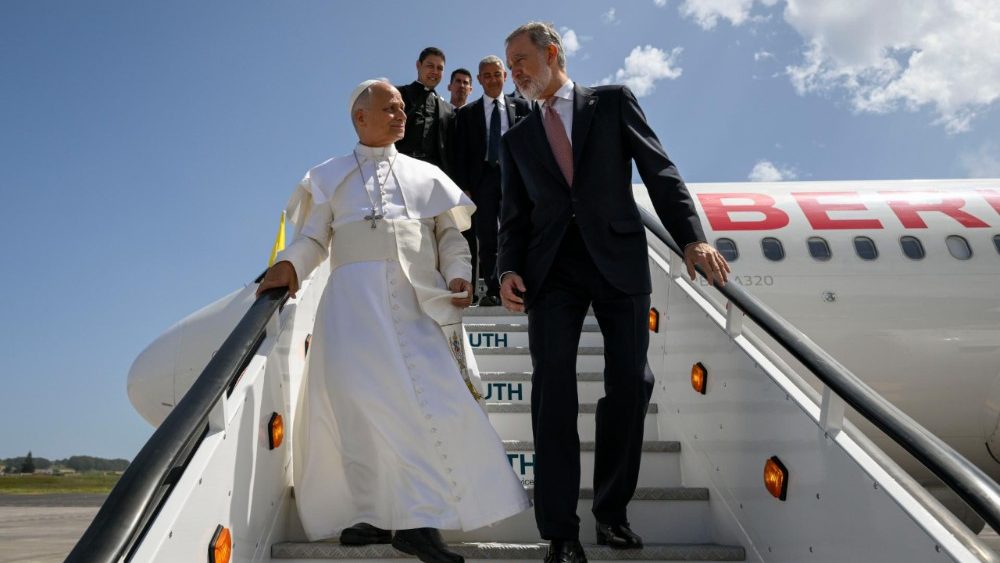 Überraschung: Der König begleitet den Papst aus dem Flugzeug zurück aufs Rollfeld