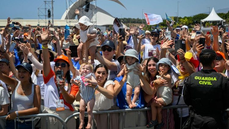Alcuni fedeli mentre salutano il Papa