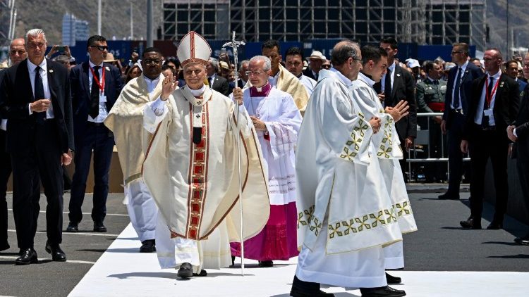El Papa se apresta a celebrar la &uacute;ltima Santa Misa en el Puerto de Santa Cruz, al concluir su Viaje Apost&oacute;lico a Espa&ntilde;a.