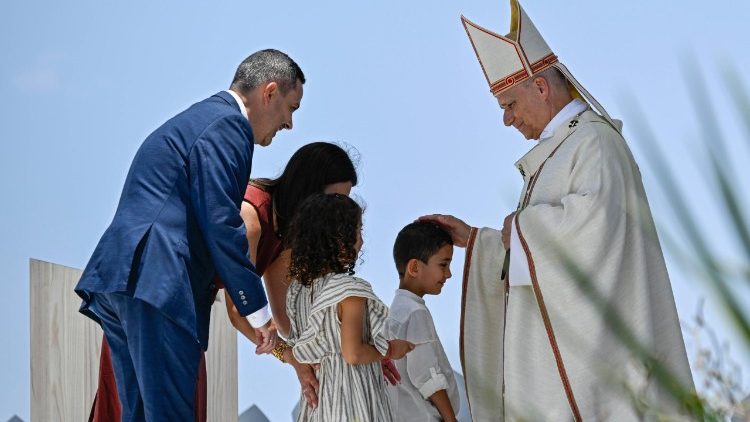 Una famiglia al momento dell'offertorio