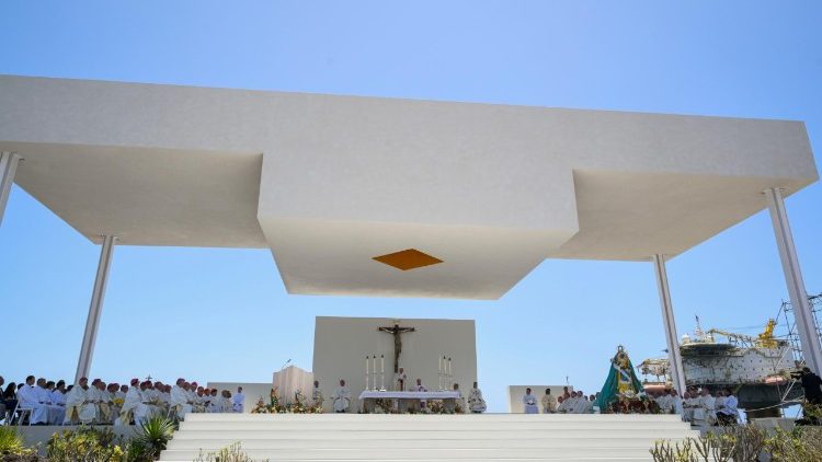 L'altare allestito nel Porto di Santa Cruz de Tenerife 