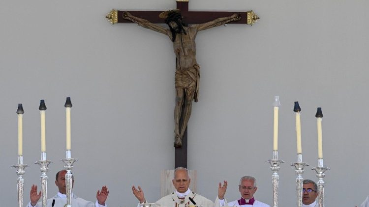Le&atilde;o XIV durante a Santa Missa no Porto de Santa Cruz de Tenerife