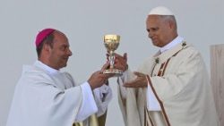 El Papa dona a monseñor Eloy Alberto Santiago, el obispo de San Cristóbal de La Laguna, un caliz en recuerdo de su visita a Tenerife.