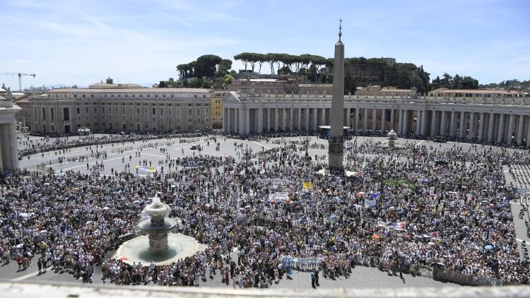 Una veduta di Piazza San Pietro: circa 20mila i fedeli presenti