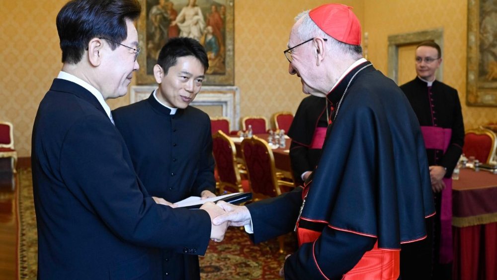 Cardinalul secretar de stat Pietro Paroli și președintele Republicii Coreea, Lee Jae-myung
