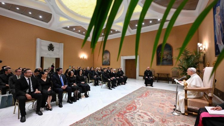 Il Papa mentre pronuncia il suo discorso