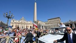 Leon XIV pozdrawiający wiernych przed rozpoczęciem audiencji generalnej
