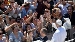 教皇レオ14世と一般謁見参加者たち　2026年6月17日　バチカン・聖ペトロ広場