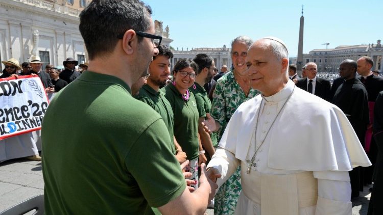 Il Papa con alcune persone coinvolte nel progetto G.I.O.I.A.