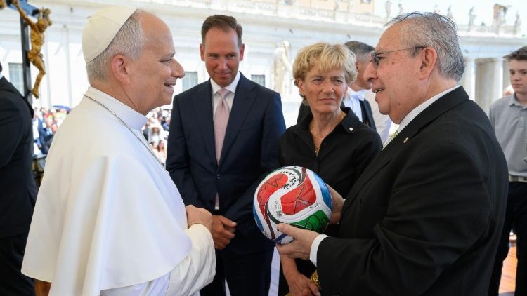Il Papa riceve il pallone ufficiale dei mondiali di calcio