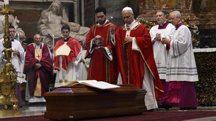 Leão XIV preside a missa das exéquias do cardeal Camillo Ruini, no Altar da Cátedra da Basílica de São Pedro