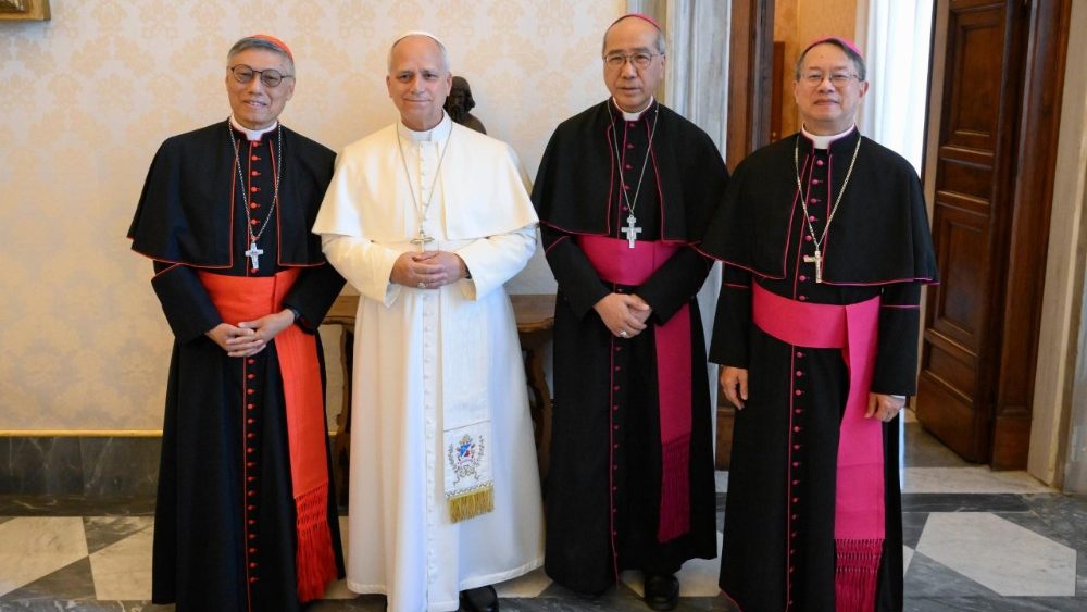 Leon al XIV-lea și episcopii de Hong Kong și Macao cu ocazia vizitei lor ”ad Limina Apostolorum”. 