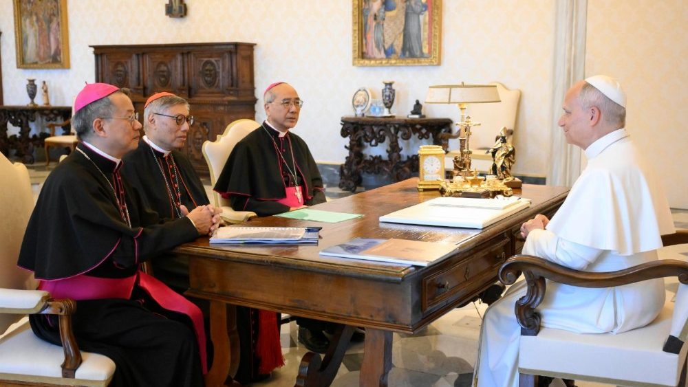 Leon al XIV-lea și episcopii de Hong Kong și Macao cu ocazia vizitei lor ”ad Limina Apostolorum”. 
