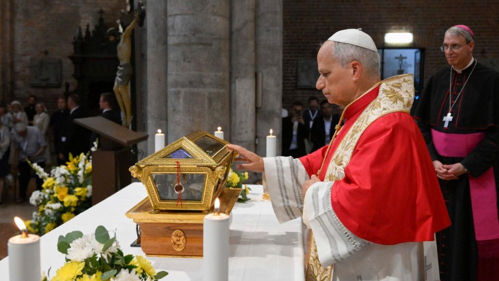Papa Leon al XIV-lea în Bazilica ”San Pietro in Ciel d’Oro”, din orașul Pavia