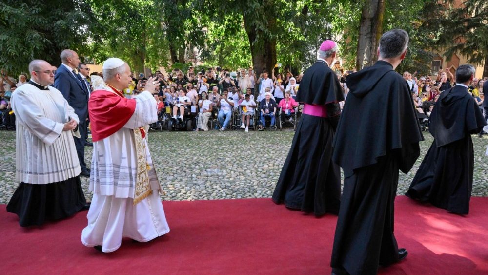 Papa Leon al XIV-lea în Bazilica ”San Pietro in Ciel d’Oro”, din orașul Pavia