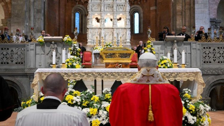 Papež před mimoř&aacute;dně vystaven&yacute;mi ostatky sv. Augustina