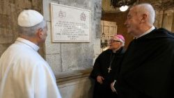 Paus Leo XIV mengamati sebuah plakat peringatan yang dipasang di luar Basilika Santo Petrus di Ciel d’Oro, Pavia, Italia utara, yang mengenang kunjungannya ke tempat peristirahatan Santo Agustinus. Kunjungan pastoral tersebut menegaskan pentingnya warisan spiritual Santo Agustinus bagi Gereja dan masyarakat masa kini.