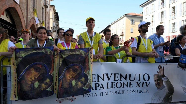 Los ciudadanos de Pav&iacute;a se re&uacute;nen en la Plaza Vittoria para el encuentro con Le&oacute;n XIV
