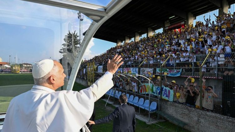 2 tys. os&oacute;b pozdrawiało Papieża na stadionie w Sant'Angelo Lodigiano