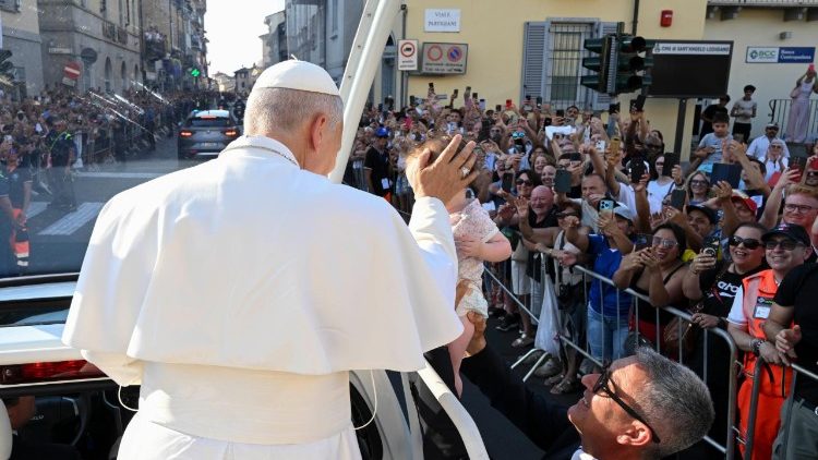 Papa prolazi ulicama gradića Sant'Angelo Lodigiano