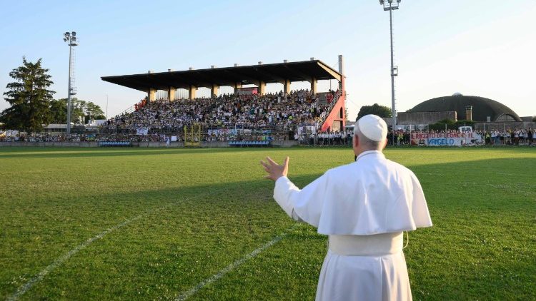 Papa pozdravlja mlade iz Sant'Angela Lodigiana na sportskom igralištu
