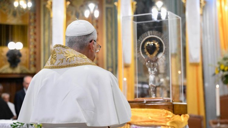 Lev XIV. před ostatky sv. Františky Cabrini