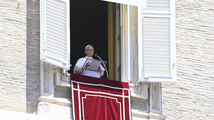 El Papa León XIV asomado desde el balcón pontificio para presidir la oración mariana del Ángelus.
