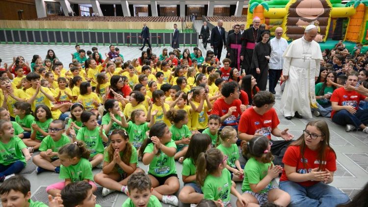 Papa Leon în mijlocul participanților la inițiativa °Estate Ragazzi in Vaticano" (Vara copiilor în Vatican), luni, 22 iunie 2026