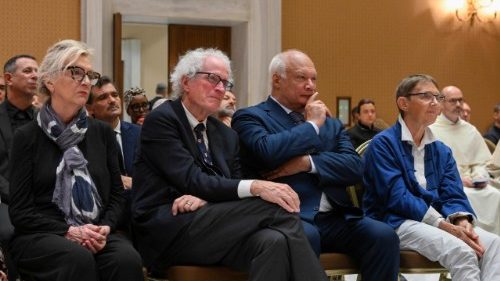 Il mosaico dell'empatia, le voci degli scrittori che hanno incontrato Papa Leone