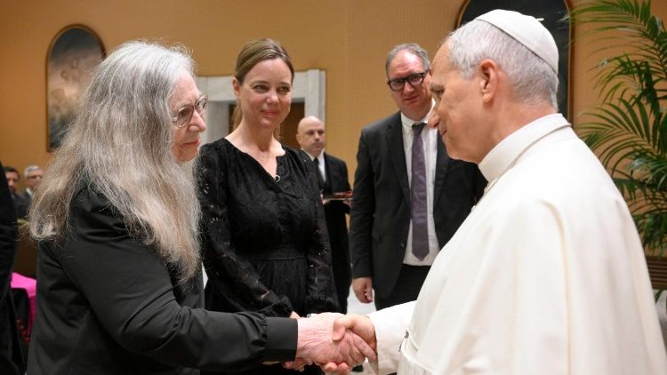 Marilynne Robinson all'udienza di Papa Leone XIV con gli scrittori per il centenario della LEV